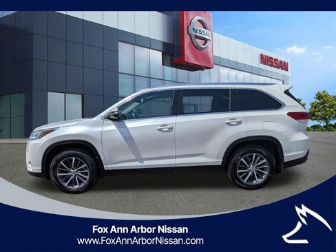 Used 2019 Toyota Highlander XLE AWD/4WD image 2