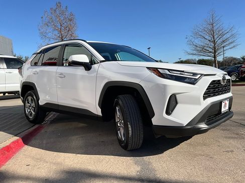 Used 2025 Toyota RAV4 XLE image 5