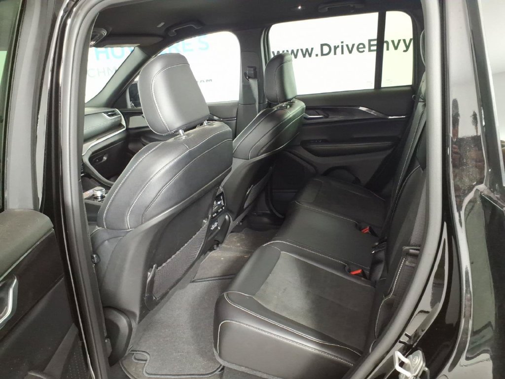 Used 2023 Jeep Grand Cherokee Altitude AWD/4WD image 9