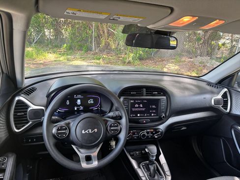 Used 2025 Kia Soul LX w/ LX Technology Package FWD image 31