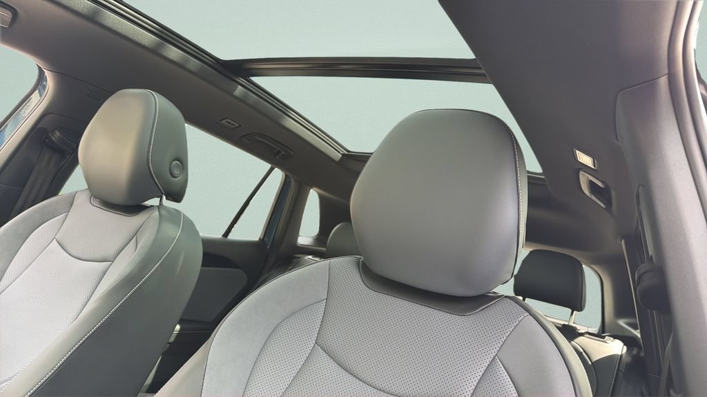 New 2026 Volkswagen Tiguan SE R-Line FWD image 17
