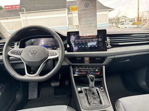 Certified 2025 Volkswagen Jetta SE w/ Sunroof Package image 16