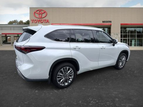Certified 2025 Toyota Highlander Platinum AWD/4WD image 5