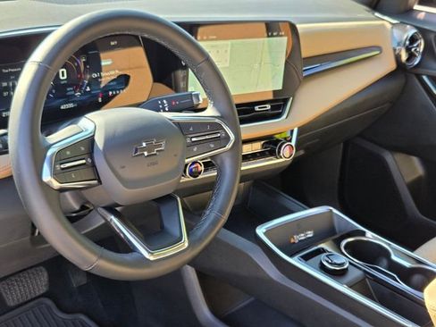 Used 2025 Chevrolet Equinox ACTIV image 9