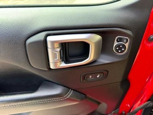 Used 2020 Jeep Gladiator Overland AWD/4WD image 11