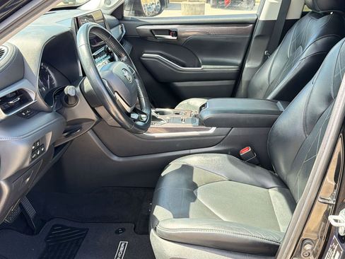 Used 2022 Toyota Highlander Platinum image 5