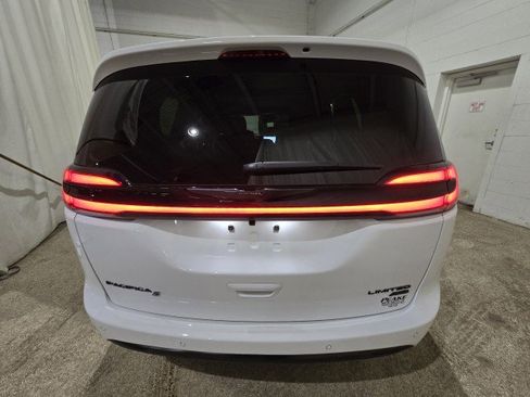 New 2026 Chrysler Pacifica Limited w/ S Appearance Package image 5