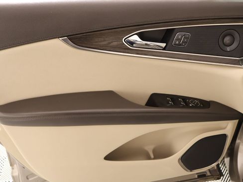 Used 2019 Lincoln Nautilus Reserve image 17