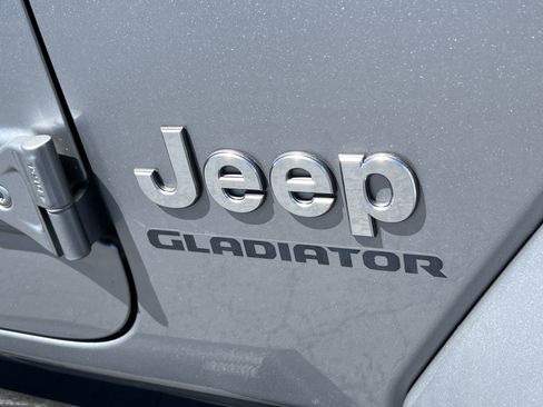 Used 2020 Jeep Gladiator Overland AWD/4WD image 9