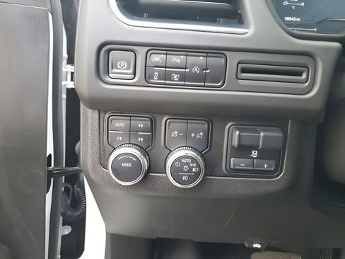 Used 2024 GMC Yukon XL SLT w/ SLT Luxury Package image 33