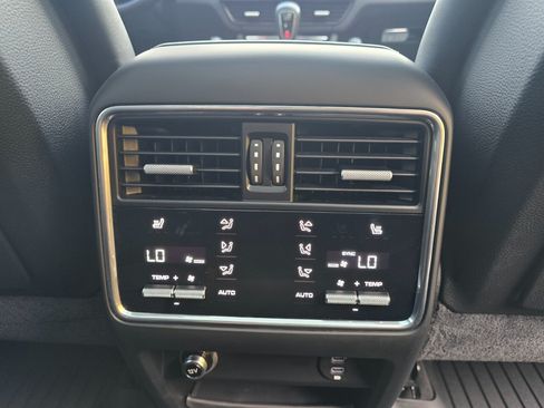 Used 2020 Porsche Cayenne Turbo AWD/4WD image 39