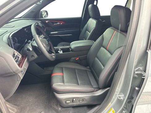 Used 2025 Chevrolet Traverse RS FWD image 22