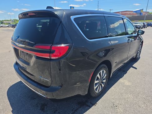 Used 2023 Chrysler Pacifica Touring-L FWD image 4