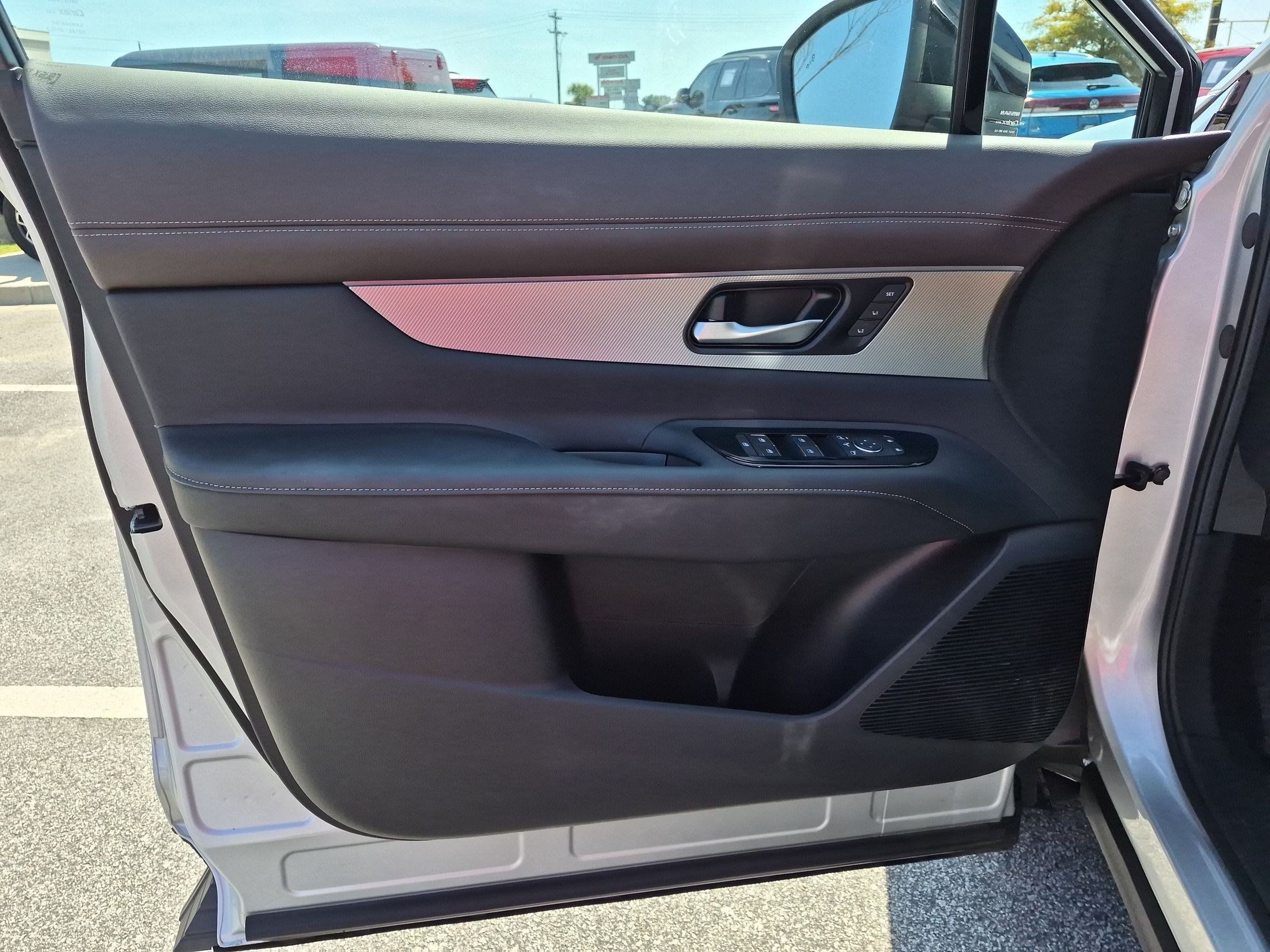 Certified 2025 Nissan Murano Platinum w/ Cargo Package AWD/4WD image 35