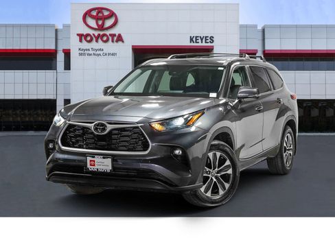 Certified 2023 Toyota Highlander XLE FWD image 1