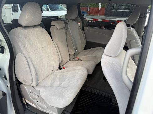Used 2019 Toyota Sienna LE FWD image 27