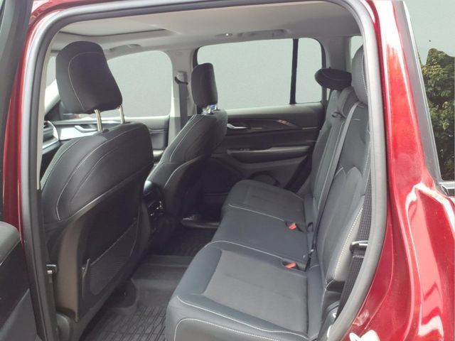 Used 2023 Jeep Grand Cherokee Laredo w/ Luxury Tech Group I AWD/4WD image 12