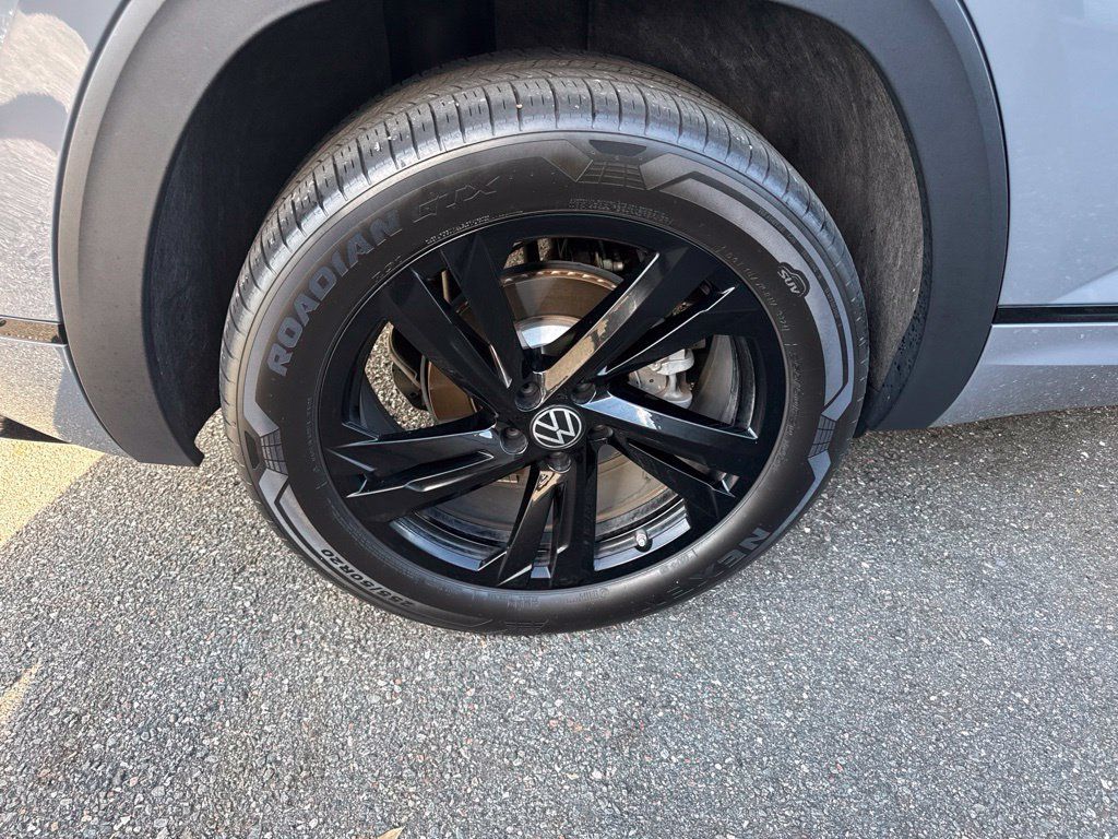 Used 2025 Volkswagen Atlas Cross Sport SEL R-Line AWD/4WD image 4