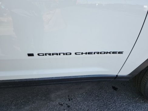 New 2025 Jeep Grand Cherokee Altitude image 24