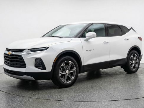 Used 2025 Chevrolet Blazer LT image 3