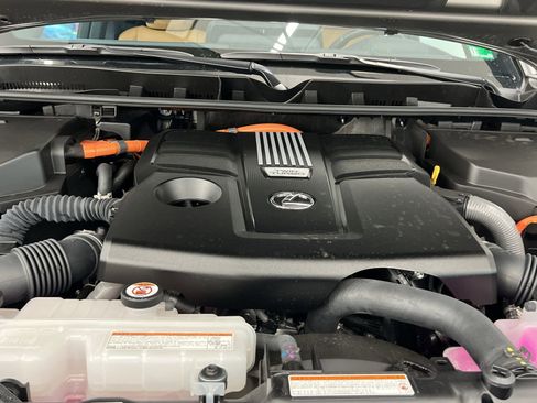 Used 2025 Lexus LX 700h Luxury image 27