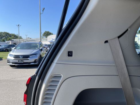 Used 2022 Chrysler Pacifica Touring-L FWD image 18