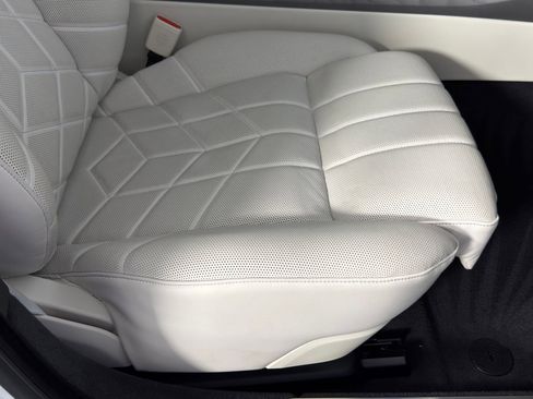 Certified 2023 BMW 760i xDrive image 32