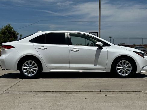 Used 2022 Toyota Corolla LE w/ LE Convenience Package FWD image 2
