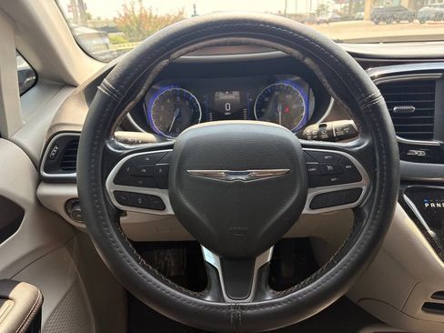 Used 2019 Chrysler Pacifica Touring-L FWD image 14
