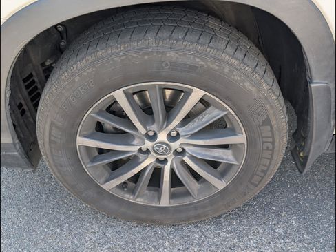 Used 2019 Toyota Highlander XLE w/ Carpet Mat Package (TMS) image 9