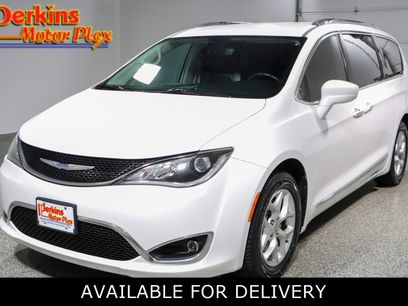 Used 2020 Chrysler Pacifica Touring-L w/ Tire & Wheel Group