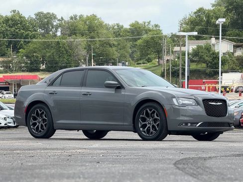 Used 2018 Chrysler 300 S image 1