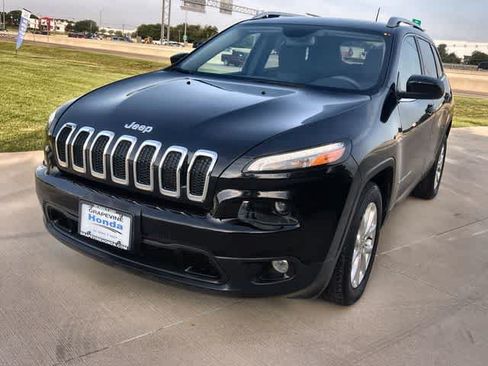Used 2018 Jeep Cherokee Latitude FWD image 2