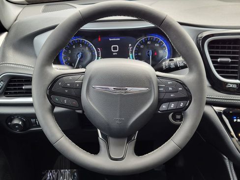 Used 2025 Chrysler Pacifica Limited FWD image 28