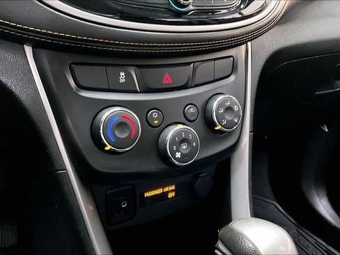 Used 2017 Chevrolet Trax LT w/ LT Convenience Package AWD/4WD image 14