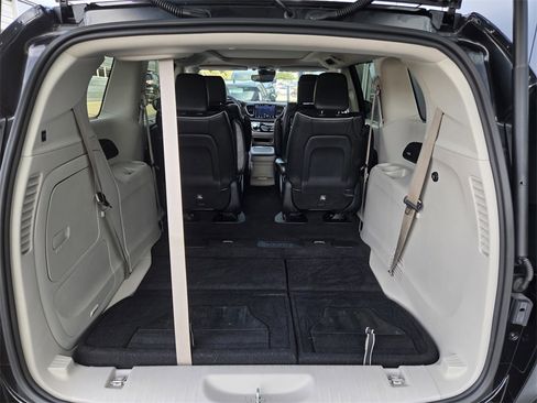 Used 2022 Chrysler Pacifica Limited w/ Uconnect Theater Family Group image 34