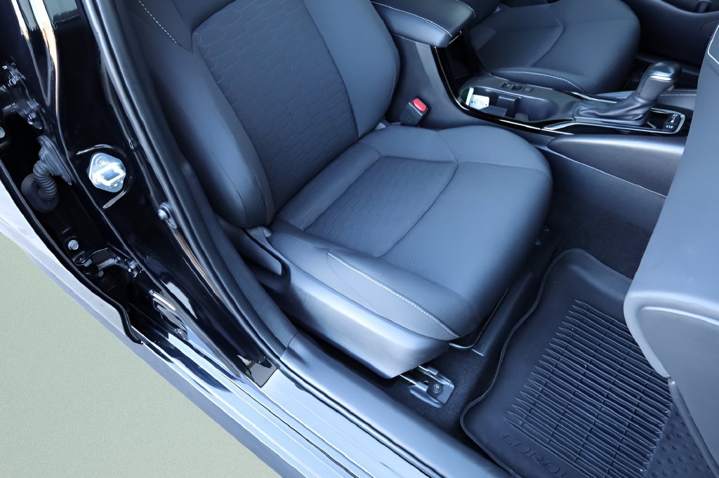 Certified 2025 Toyota Corolla SE w/ SE Package FWD image 24