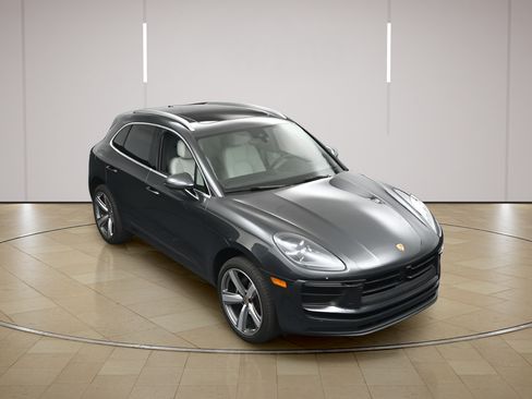 Certified 2024 Porsche Macan AWD/4WD image 38
