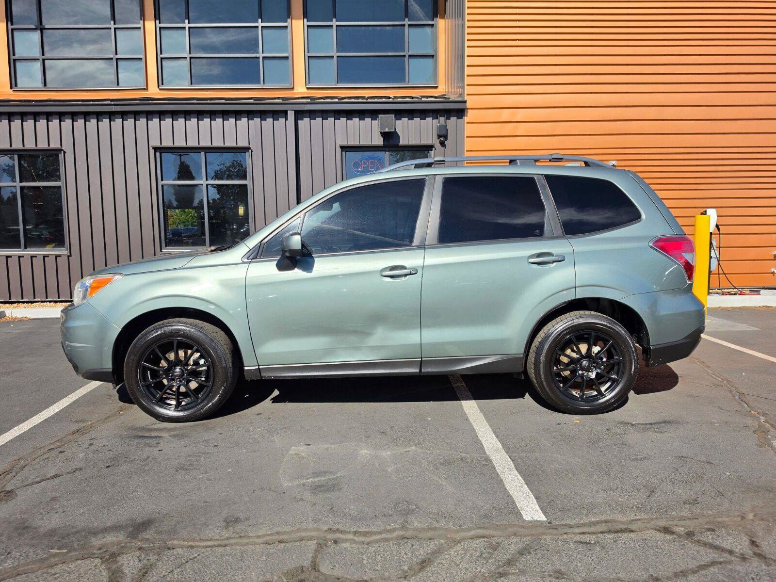 Used 2016 Subaru Forester 2.5i Premium w/ Popular Package #2 AWD/4WD image 2