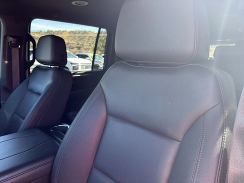 Used 2025 Chevrolet Suburban Z71 image 24