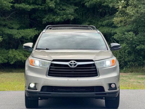 Used 2014 Toyota Highlander XLE AWD/4WD image 3