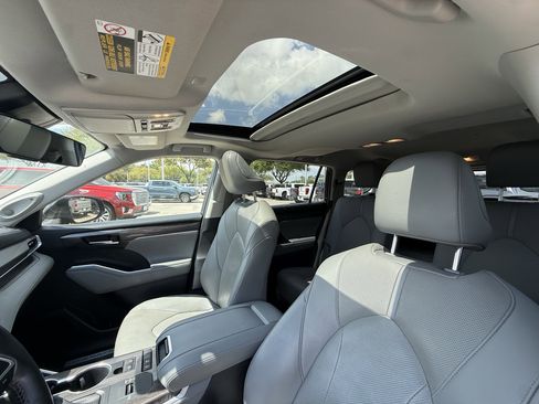 Used 2021 Toyota Highlander Limited image 23