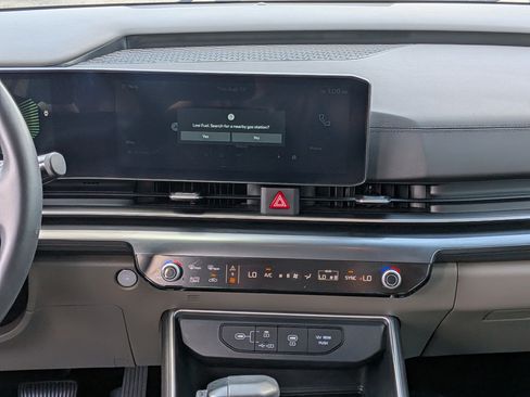 Used 2025 Kia Carnival FWD image 22