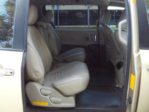 Used 2011 Toyota Sienna XLE image 17