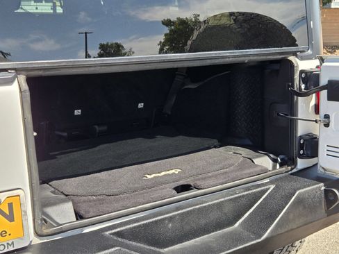 Used 2015 Jeep Wrangler Unlimited Rubicon w/ Connectivity Group AWD/4WD image 24