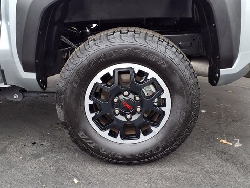 Certified 2025 Toyota Tacoma TRD Off-Road AWD/4WD image 4