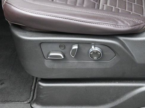 Used 2024 Cadillac Escalade Premium Luxury Platinum image 17