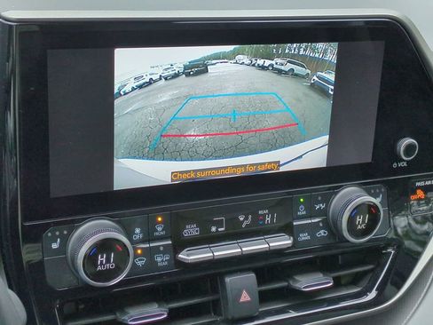 Used 2024 Toyota Highlander XLE image 25