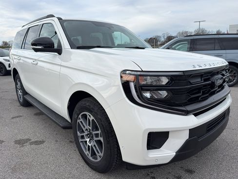 New 2025 Ford Expedition Active image 3