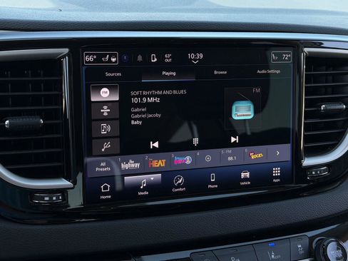 Used 2024 Chrysler Pacifica Touring-L FWD image 12